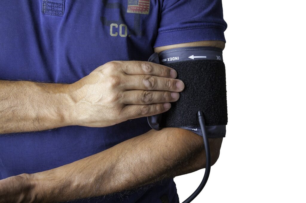 إن ضغط الدم هو الضغط الذي ينتجه الدم على جدران الشرايين أثناء تدفقه عبر الجسم. وتنظم أنظمة فسيولوجية مختلفة ضغط الدم.